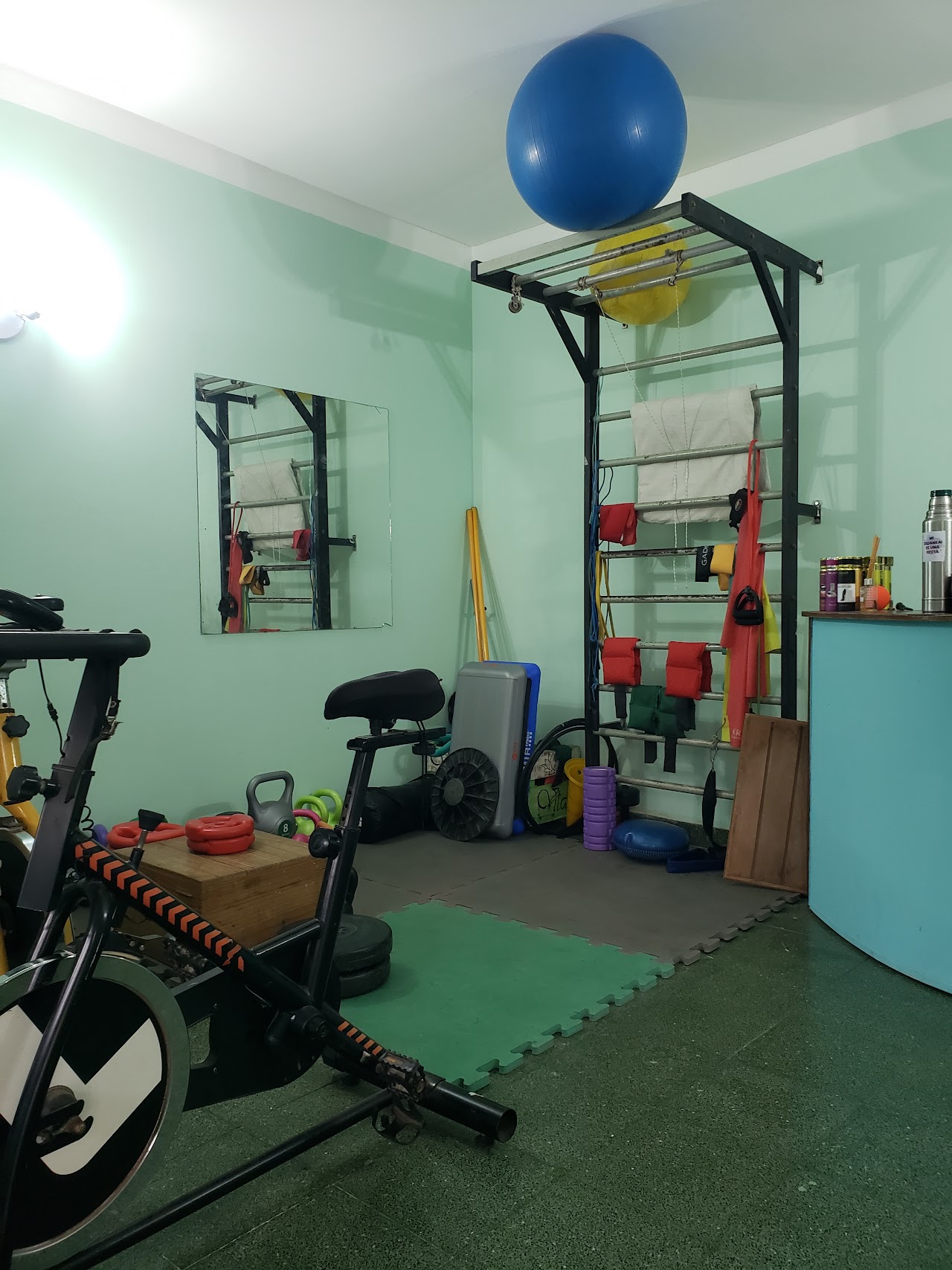 Gimnasio de kinesiología y camillas de rehabilitación en Tu Vida Vital Corrientes