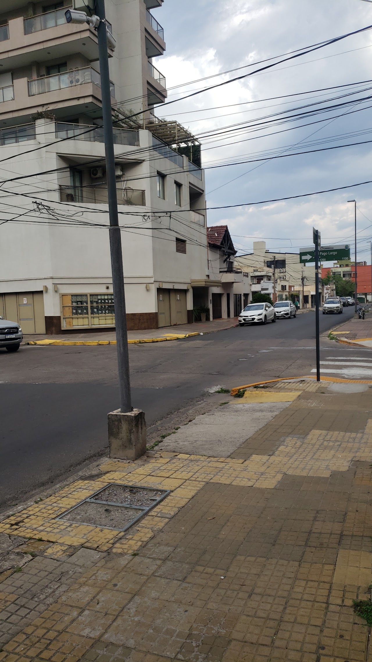 Vereda y esquina en el centro de Corrientes, cerca del consultorio