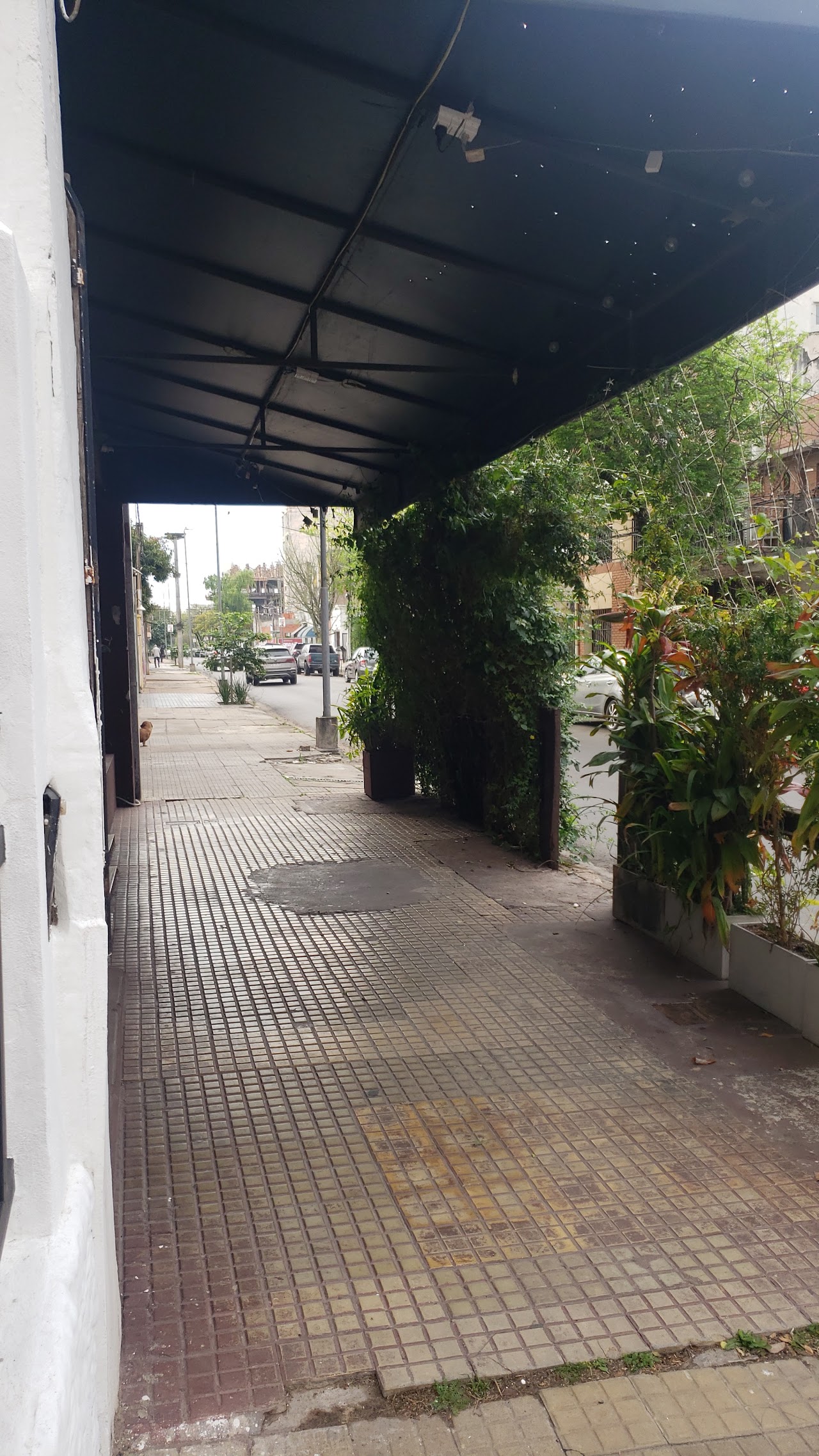 Acceso cubierto cerca del consultorio en Corrientes